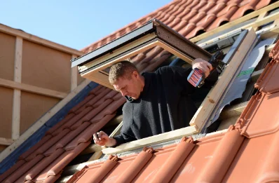 Pose de fenêtres de toit Velux à Sommauthe